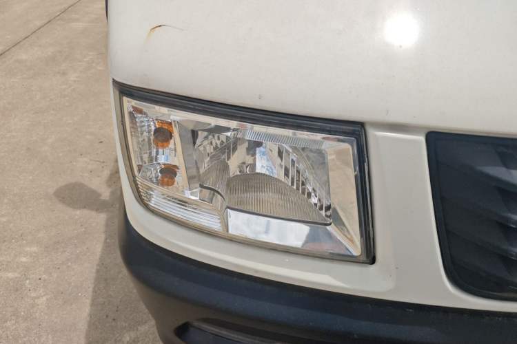 Used Iveco Daily 2017 2.5T A35 Passenger Van 5-7 Seats Model 47Z5 Right Front Headlight