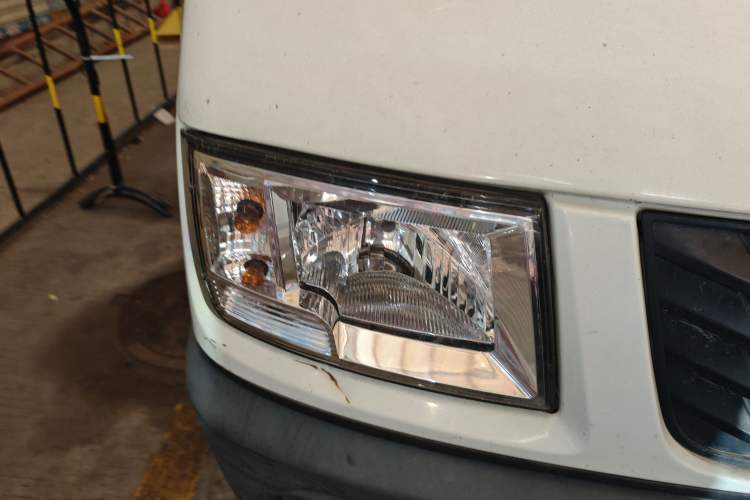 Used Iveco Daily 2017 2.8T V35 Box Truck 3 Seats 43S5 Right Front Headlight