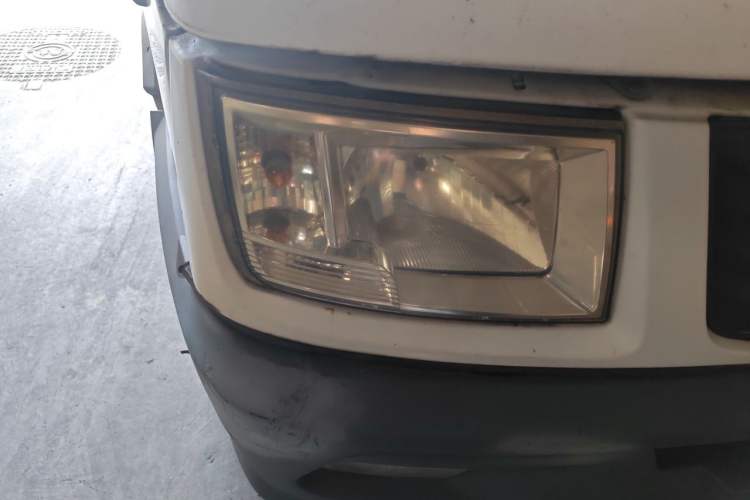 Used Iveco Daily 2017 2.8T V35 Box Truck 3 Seats 43S5 Right Front Headlight