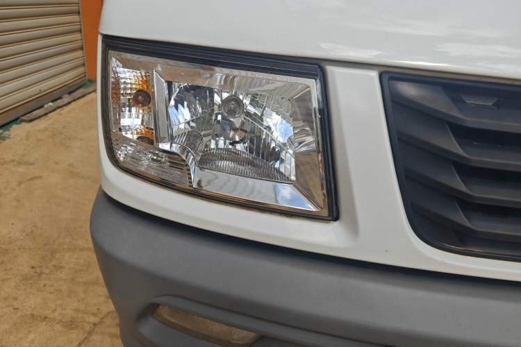 Used Iveco Daily 2017 2.8T V35 Box Truck Low Roof 3-Seater Model 43S5 Right Front Headlight