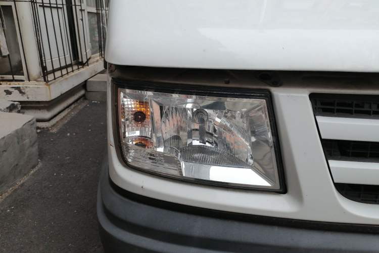 Used Iveco Daily 2017 2.5T A35 Low-Roof 5-7 Seater Passenger Van 47Z5 Right Front Headlight