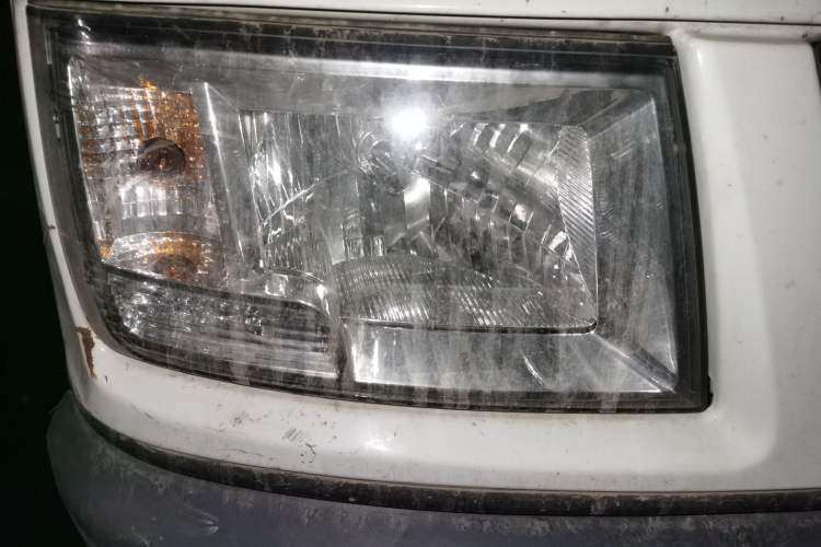 Used Iveco Daily 2017 2.8T V35 Box Truck Low Roof 3-Seater Model 43S5 Right Front Headlight