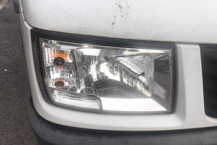 Used Iveco Daily 2017 2.5T A35 Passenger Van 5-7 Seats Model 47Z5 Right Front Headlight