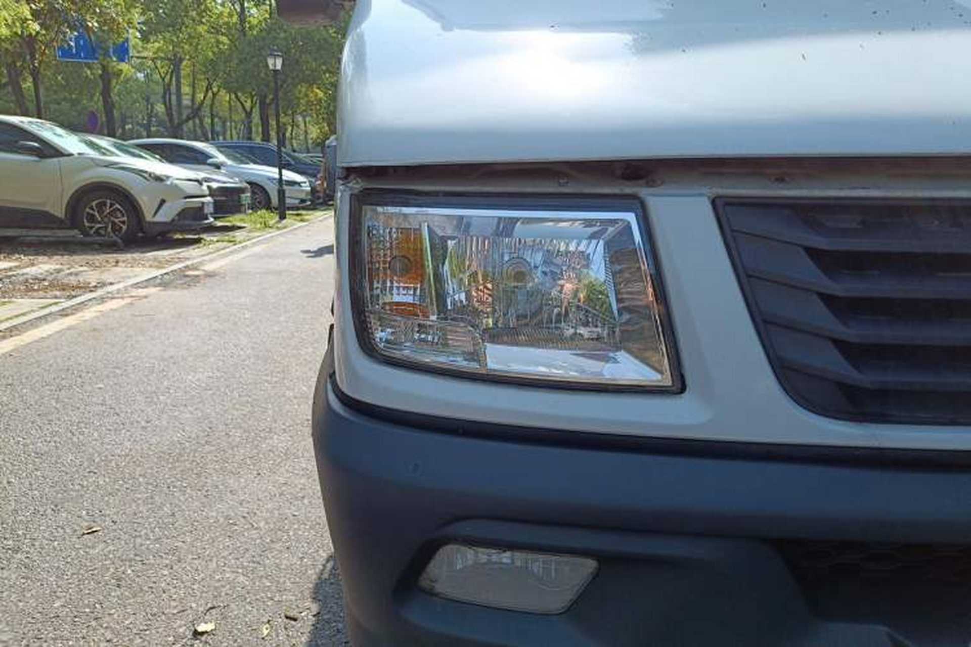 Used Iveco Daily 2017 2.5T A35 Passenger Van 5-7 Seats Model 47Z5 Right Front Headlight