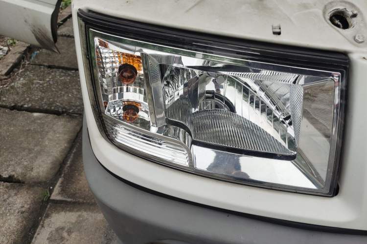 Used Iveco Daily 2017 2.5T A35 Passenger Van 5-7 Seats Model 47Z5 Right Front Headlight