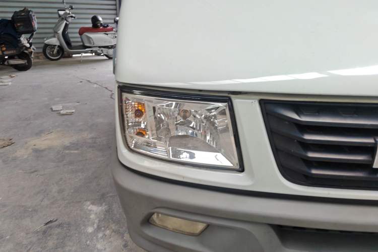 Used Iveco Daily 2017 2.5T A35 Passenger Van 5-7 Seats Model 47Z5 Right Front Headlight