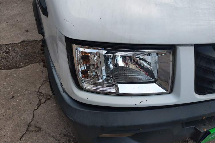 Used Iveco Daily 2017 2.5T A35 Passenger Van 5-7 Seats Model 47Z5 Right Front Headlight