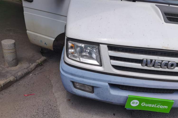 Used Iveco Daily 2017 2.5T A35 Passenger Van 5-7 Seats Model 47Z5 Right Front Headlight