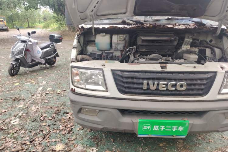 Used Iveco Daily 2017 2.5T A35 Passenger Van 5-7 Seats Model 47Z5 Right Front Headlight