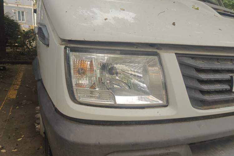 Used Iveco Daily 2017 2.5T A40 Passenger Van 7 Seats Model 47Z5 Right Front Headlight