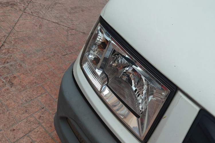 Used Iveco Daily 2017 2.8T V35 Box Truck 3 Seats 43S5 Right Front Headlight