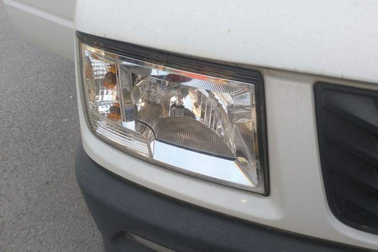 Used Iveco Daily 2017 2.5T A35 Passenger Van 5-7 Seats Model 47Z5 Right Front Headlight