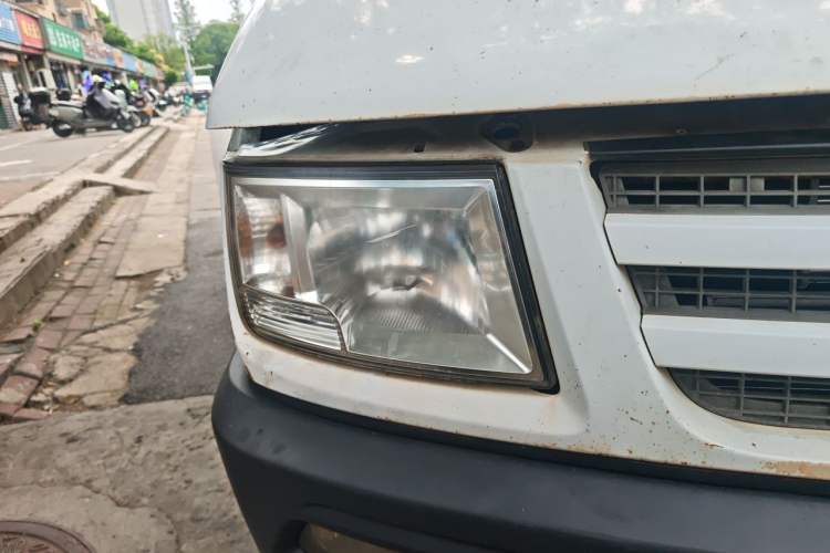 Used Iveco Daily 2017 2.5T A35 Passenger Van 5-7 Seats Model 47Z5 Right Front Headlight