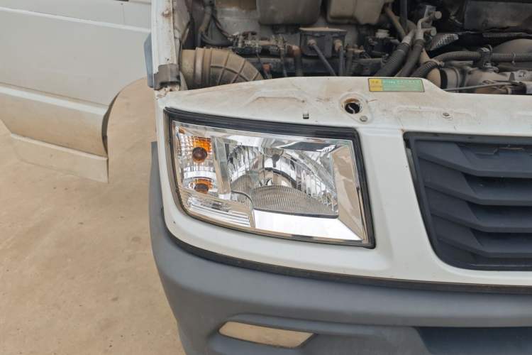 Used Iveco Daily 2017 2.5T A35 Passenger Van 5-7 Seats Model 47Z5 Right Front Headlight