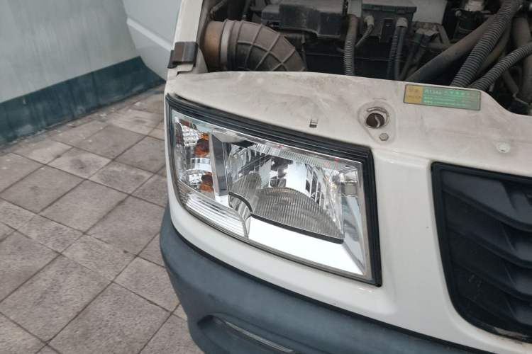 Used Iveco Daily 2017 2.5T A35 Passenger Van 5-7 Seats Model 47Z5 Right Front Headlight