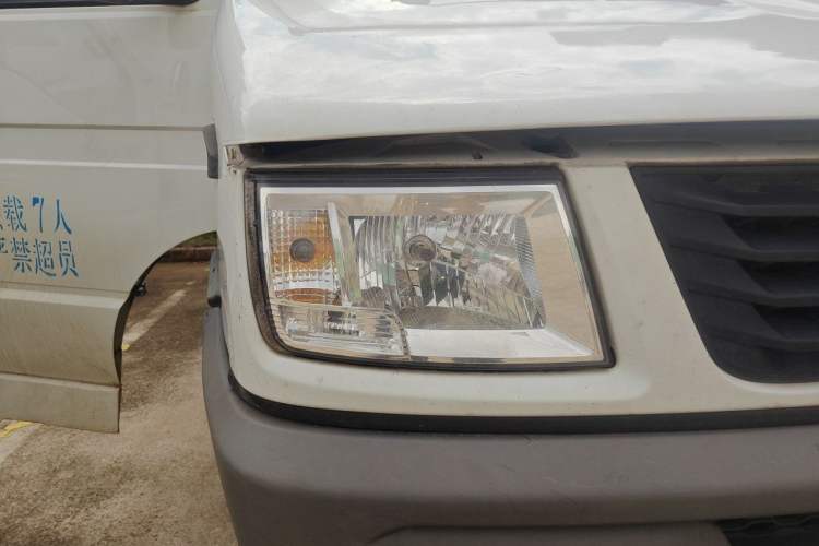Used Iveco Daily 2017 2.5T A40 Passenger Van 7 Seats Model 47Z5 Right Front Headlight