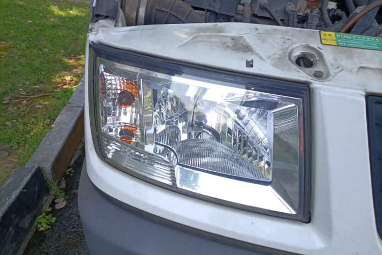 Used Iveco Daily 2017 2.5T A35 Passenger Van 5-7 Seats Model 47Z5 Right Front Headlight