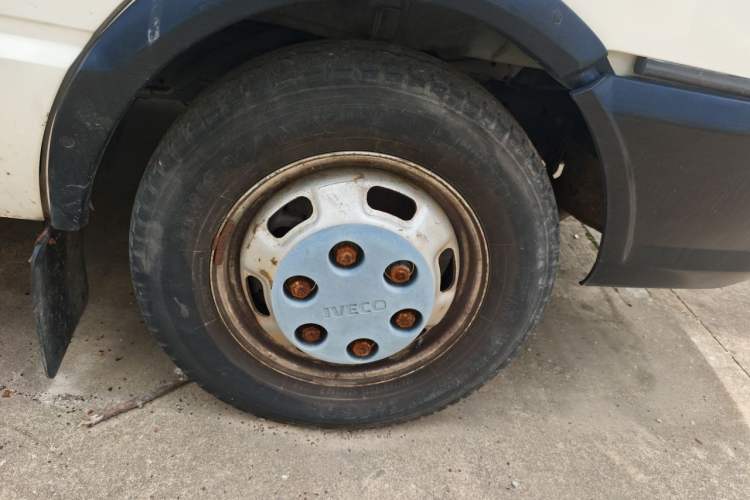 Used Iveco Daily 2017 2.5T A35 Passenger Van 5-7 Seats Model 47Z5 Right Front Wheel Hub