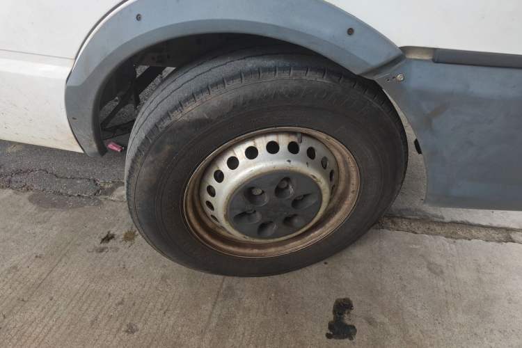Used Iveco Daily 2017 2.5T A35 Passenger Van 5-7 Seats Model 47Z5 Right Front Wheel Hub