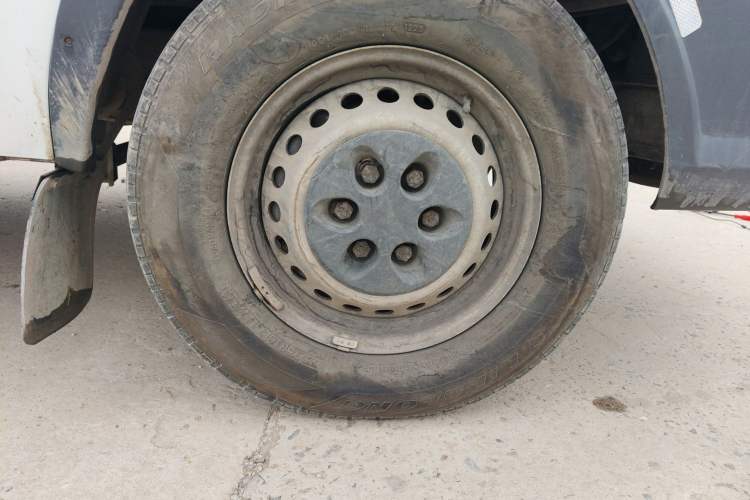 Used Iveco Daily 2017 2.5T A35 Passenger Van 5-7 Seats Model 47Z5 Right Front Wheel Hub