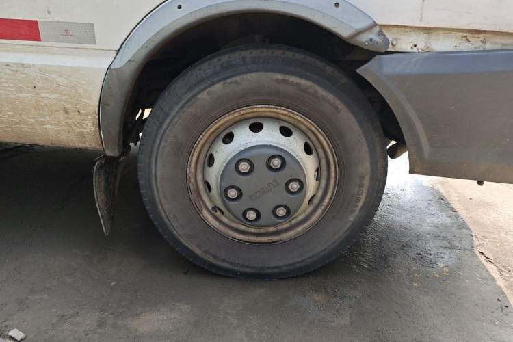 Used Iveco Daily 2017 2.8T X45 Short-Wheelbase Cargo Truck 43S5 Right Front Wheel Hub