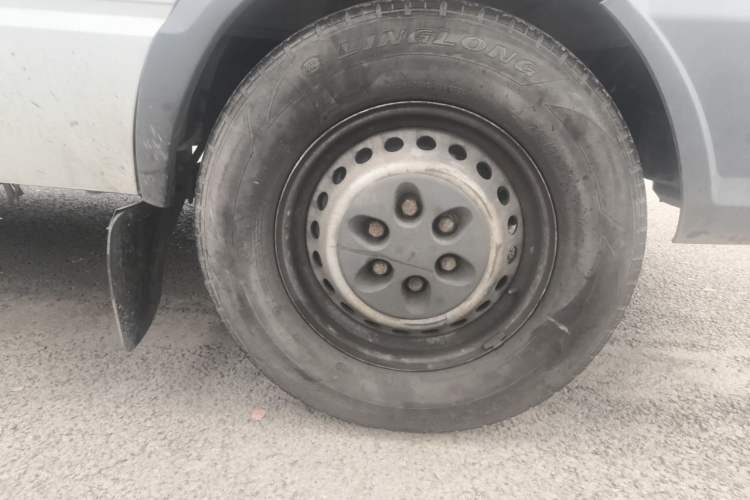 Used Iveco Daily 2017 2.5T A35 Passenger Van 5-7 Seats Model 47Z5 Right Front Wheel Hub