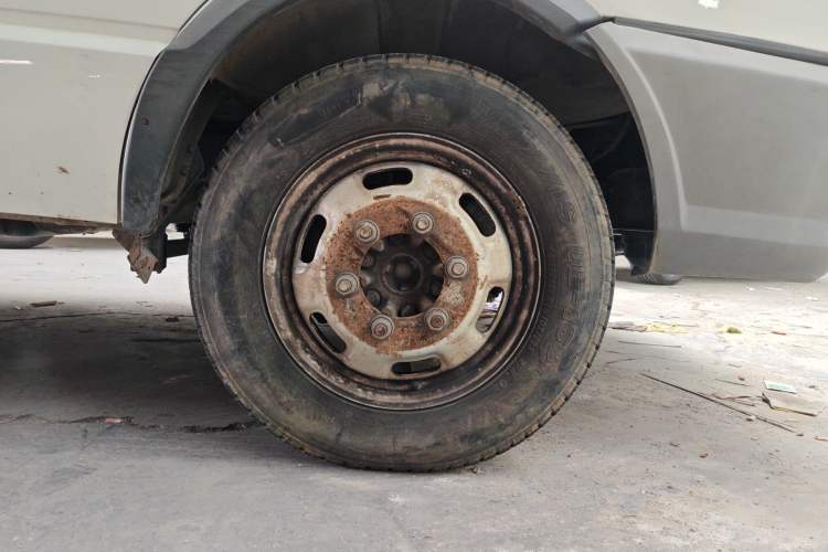 Used Iveco Daily 2017 2.5T A35 Passenger Van 5-7 Seats Model 47Z5 Right Front Wheel Hub