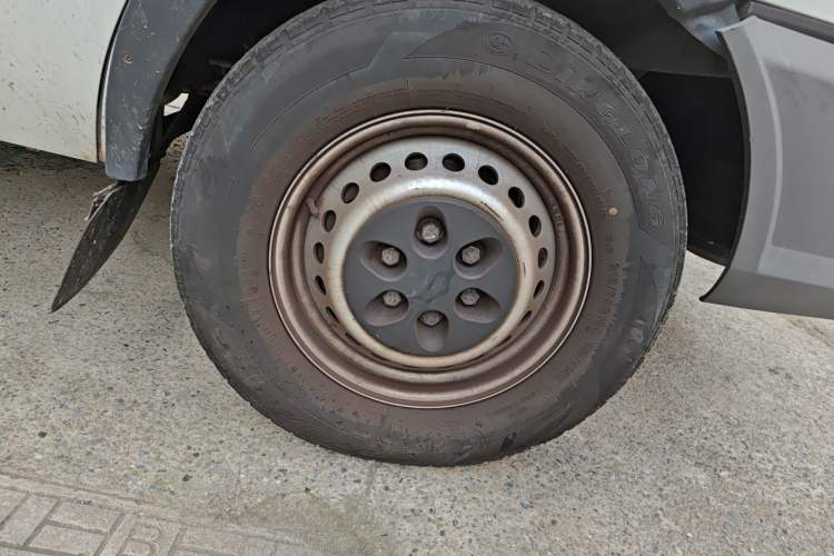 Used Iveco Daily 2017 2.5T A35 Passenger Van 5-7 Seats Model 47Z5 Right Front Wheel Hub