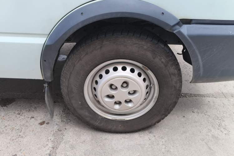 Used Iveco Daily 2017 2.5T A35 Low-Roof 5-7 Seater Passenger Van 47Z5 Right Front Wheel Hub