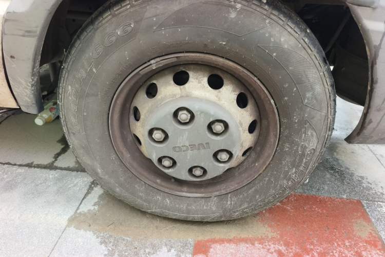 Used Iveco Daily 2017 2.5T A35 Passenger Van 5-7 Seats Model 47Z5 Right Front Wheel Hub