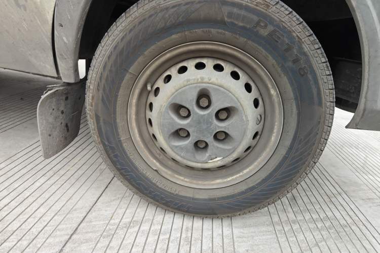 Used Iveco Daily 2017 2.5T A35 Passenger Van 5-7 Seats Model 47Z5 Right Front Wheel Hub