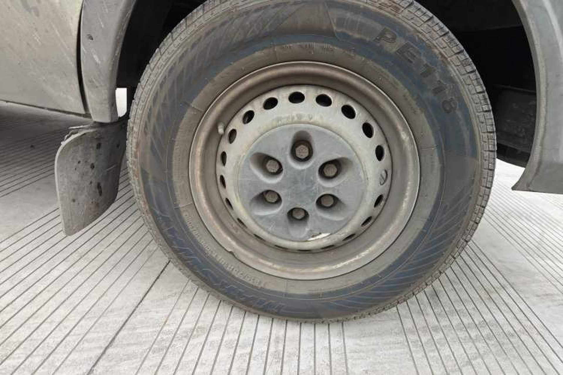 Used Iveco Daily 2017 2.5T A35 Passenger Van 5-7 Seats Model 47Z5 Right Front Wheel Hub