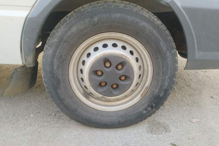 Used Iveco Daily 2017 2.5T A35 Passenger Van 5-7 Seats Model 47Z5 Right Front Wheel Hub