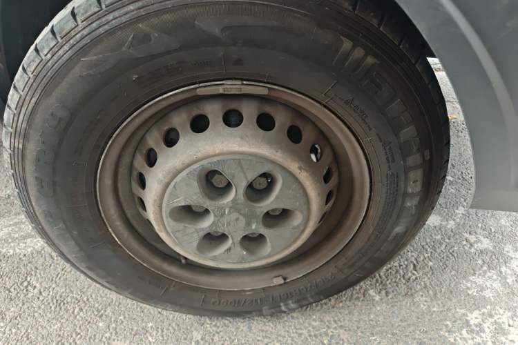 Used Iveco Daily 2017 2.5T A35 Passenger Van 5-7 Seats Model 47Z5 Right Front Wheel Hub