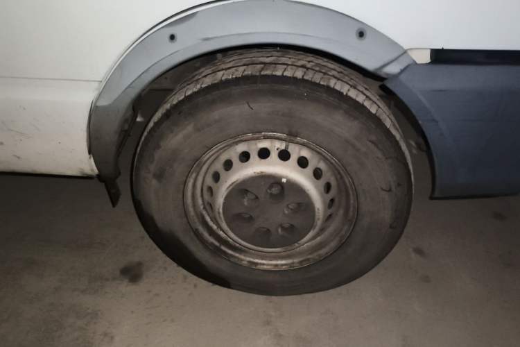 Used Iveco Daily 2017 2.5T A35 Passenger Van 5-7 Seats Model 47Z5 Right Front Wheel Hub