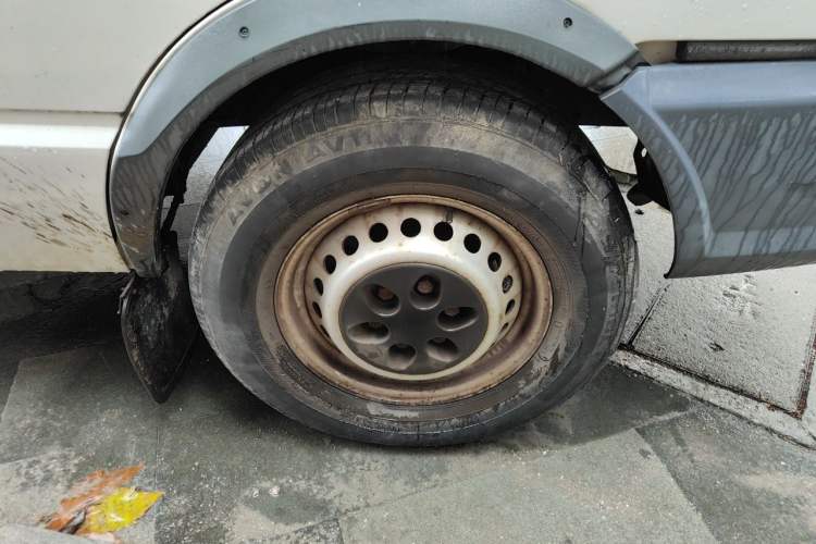 Used Iveco Daily 2017 2.5T A35 Passenger Van 5-7 Seats Model 47Z5 Right Front Wheel Hub