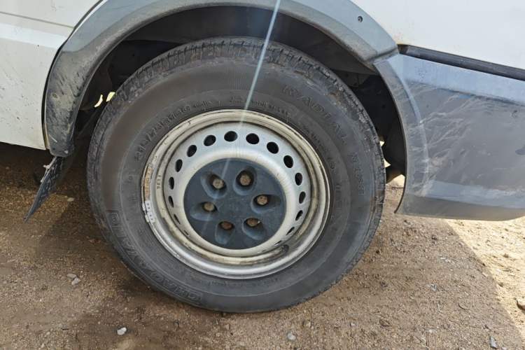 Used Iveco Daily 2017 2.5T A35 Passenger Van 5-7 Seats Model 47Z5 Right Front Wheel Hub