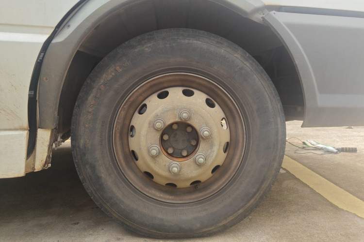 Used Iveco Daily 2017 2.5T A40 Passenger Van 7 Seats Model 47Z5 Right Front Wheel Hub