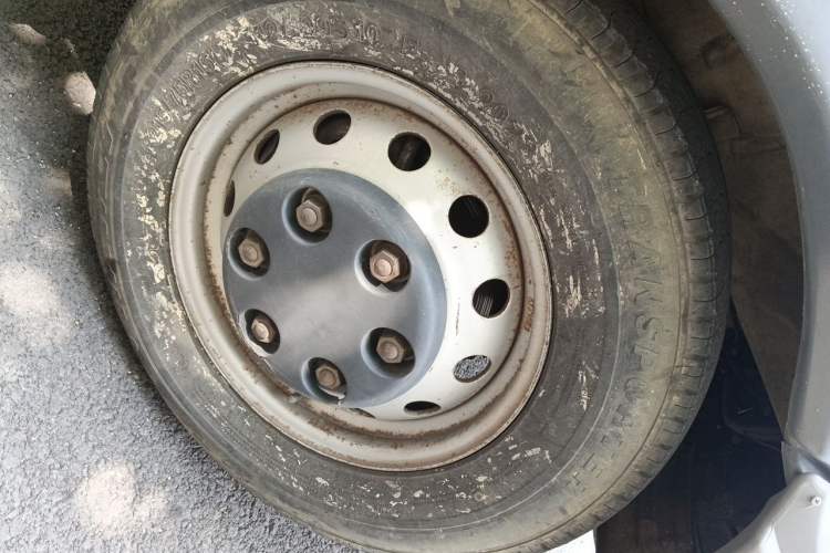 Used Iveco Daily 2017 2.5T A35 Passenger Van 5-7 Seats Model 47Z5 Right Front Wheel Hub