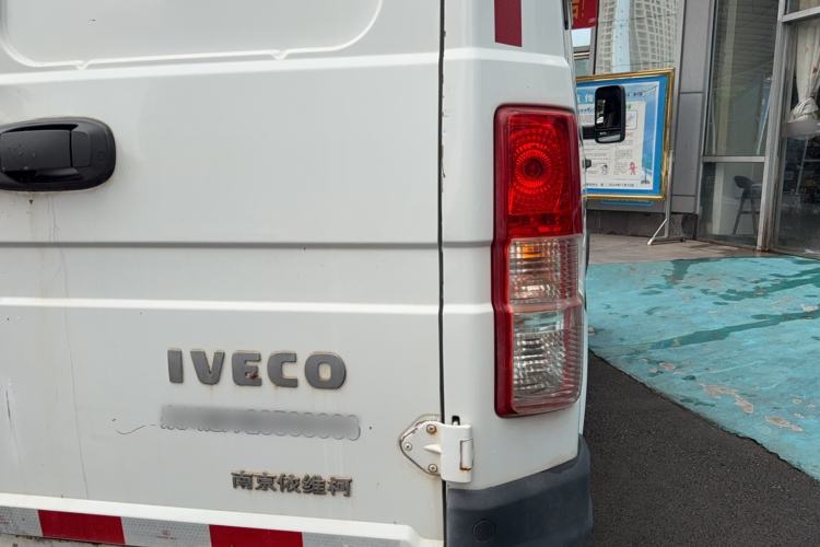 Used Iveco Daily 2017 2.8T V35 Box Truck 3 Seats 43S5 Right Rear Taillight