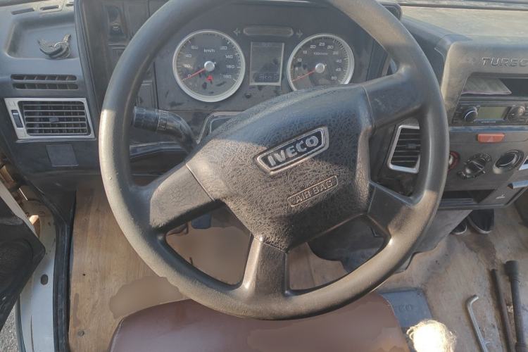 Used Iveco Daily 2017 2.5T A40 Passenger Van 7 Seats Model 47Z5 Steering Wheel