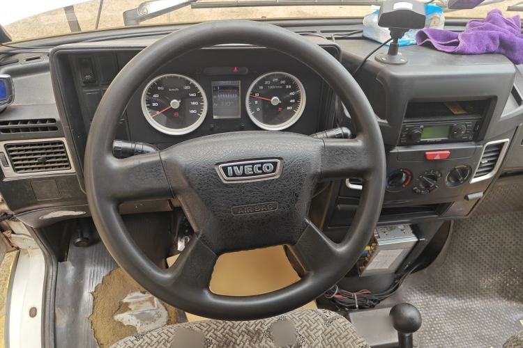 Used Iveco Daily 2017 2.5T A40 Passenger Van 7 Seats Model 47Z5 Steering Wheel