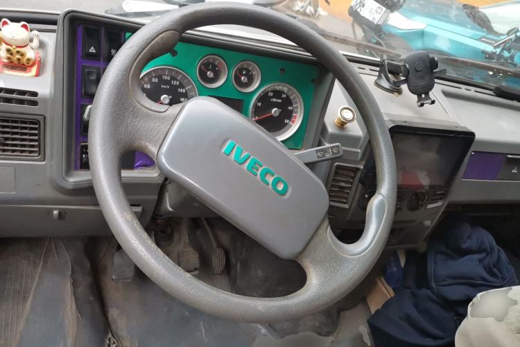 Used Iveco Daily 2017 2.8T V35 Box Truck 3 Seats 43S5 Steering Wheel