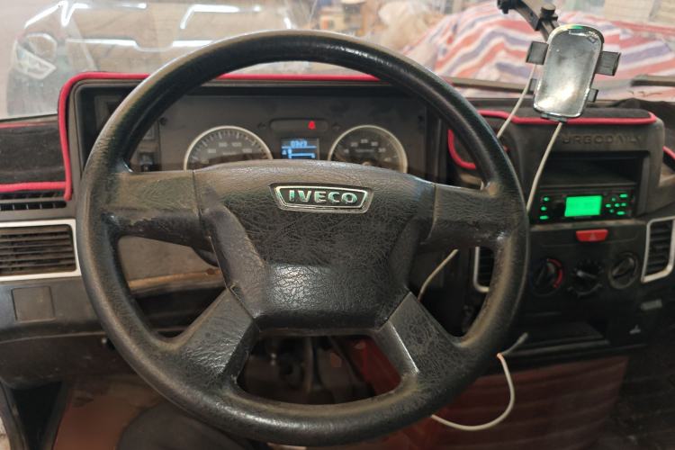 Used Iveco Daily 2017 2.8T V35 Box Truck 3 Seats 43S5 Steering Wheel