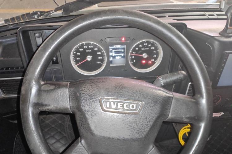 Used Iveco Daily 2017 2.8T V35 Box Truck 3 Seats 43S5 Steering Wheel