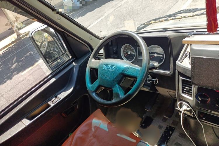 Used Iveco Daily 2017 2.5T A35 Low-Roof 5-7 Seater Passenger Van 47Z5 Steering Wheel