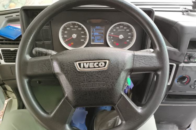 Used Iveco Daily 2017 2.5T A35 Low-Roof 5-7 Seater Passenger Van 47Z5 Steering Wheel