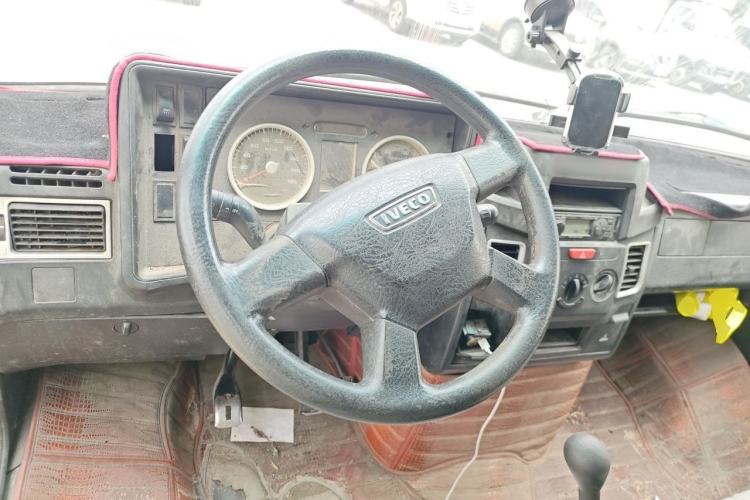Used Iveco Daily 2017 2.8T V35 Box Truck 3 Seats 43S5 Steering Wheel