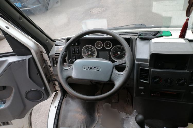 Used Iveco Daily 2017 2.5T A35 Low-Roof 5-7 Seater Passenger Van 47Z5 Steering Wheel