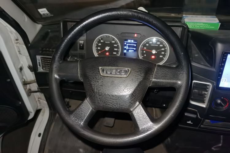 Used Iveco Daily 2017 2.8T V35 Box Truck Low Roof 3-Seater Model 43S5 Steering Wheel